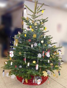 kita ohlhof schmückt weihnachtsbaum