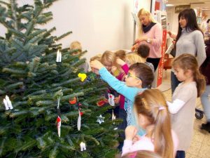 kita ohlhof schmückt weihnachtsbaum
