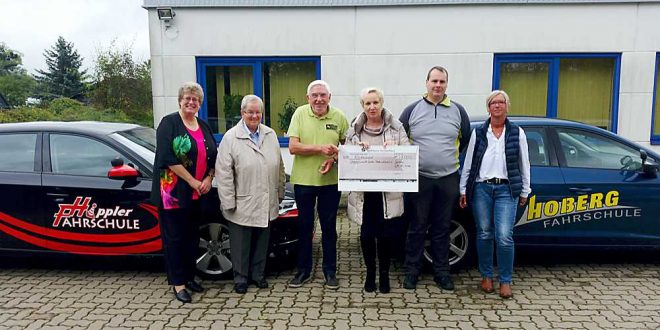 Von links: Gabriela Schacht (Leiterin StVA und stv. Vorsitzende Verkehrswacht GS), Brigitte Schacht (Teilnehmerin), Peter Scheffel (Vorsitzender Verkehrswacht GS Stadt & Land eV), Thomas Hippler (Fahrsicherheitstrainer), Angelika Hoberg (Fahrschule Hoberg).