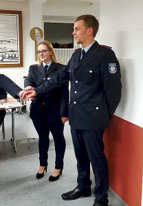 Lissa Wölfer und Lasse Karlson bei der Übernahme durch Handschlag