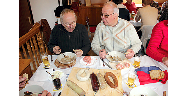 Deftiges gab es beim Schlachteessen auf dem Tisch