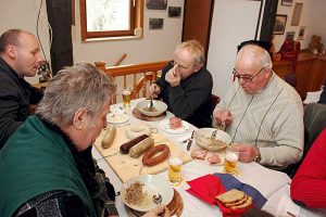 Deftiges gab es beim Schlachteessen auf dem Tisch