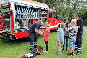 39 Kinder bei der Ersten Hilfe, Atemschutz, Einsatzstiefel-Weitwurf