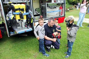 39 Kinder bei der Ersten Hilfe, Atemschutz, Einsatzstiefel-Weitwurf