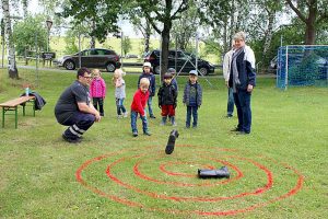 39 Kinder bei der Ersten Hilfe, Atemschutz, Einsatzstiefel-Weitwurf