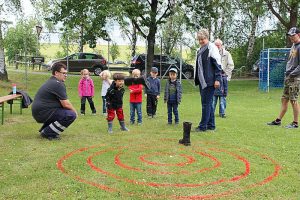 39 Kinder bei der Ersten Hilfe, Atemschutz, Einsatzstiefel-Weitwurf