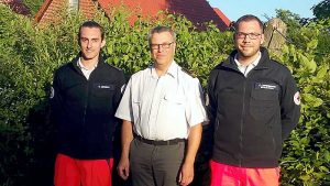Zusammen mit Kreisbereitschaftsleiter Axel Müller (Mitte), Bereitschaftsleiter Florian Oppermann (rechts) und sein Stellvertreter Sven Meisen (links)