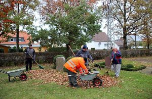 Laubfegen auf dem Friedhof