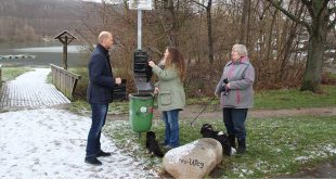 Befüller von Hundekotbeutelspender frustriert