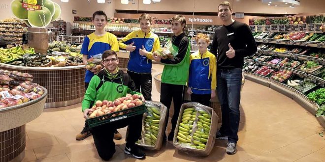 Edeka Center Lunze spendete mehrere Kisten Obst