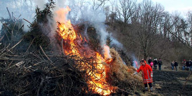 Osterfeuer in Isingerode