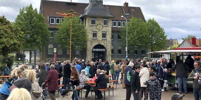 Vienenburger Maibaumaufstellen