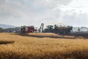 Getreidefeld brennt lichterloh