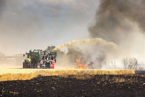 Getreidefeld brennt lichterloh