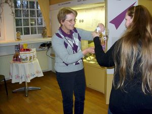 Die 1  Vorsitzende Dorothee Schacht gratuliert der ersten Gewinnerin Carolyn Weiss mit einem Präsent Web 300x225