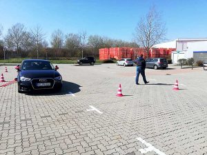 Web 02a Fit im Auto 300x225