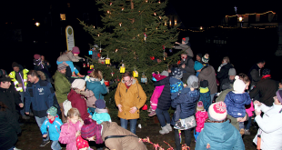 Kindergartenkinder schmücken den Weihnachtsbaum in Hahndorf