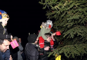 Kindergartenkinder schmückten den Weihnachtsbaum in Hahndorf